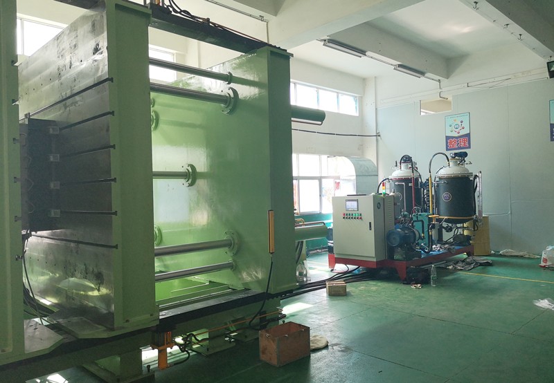 Combination of foaming machine and clamping machine
